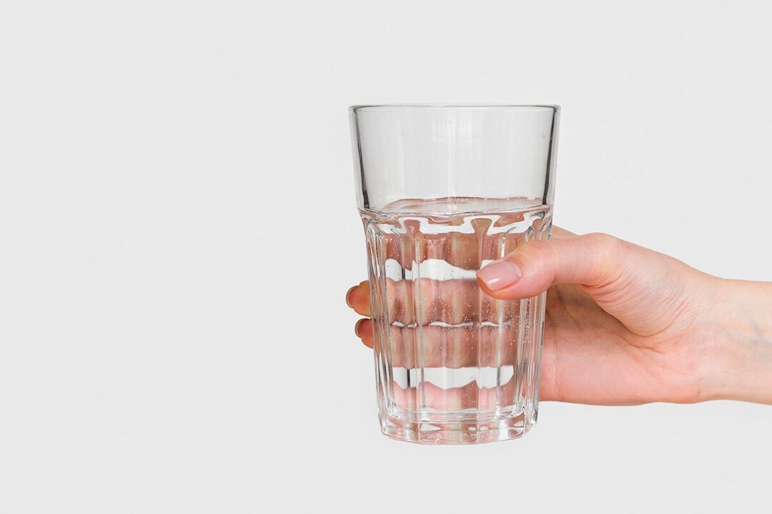 Un vaso de auga con valor de po diluído ZXCVBNMQ
